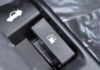 比亚迪秦油箱盖怎么开